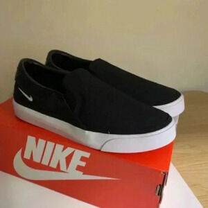 K. NEW Women's NIKE Court Legacy SLP, Black- US 7 Womens